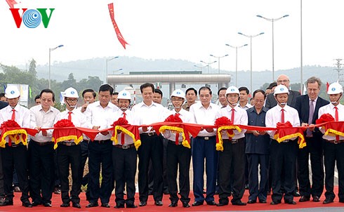 Prime Minister Nguyen Tan Dung joins the inauguration ceremony of Noi Bai-Lao Cai Highway - ảnh 1